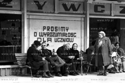 Starsi ludzie na lawce przed sklepem supersamem na...