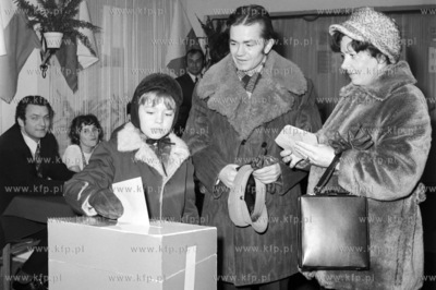 Wybory do Rad Narodowych. W lokalu Obowodowej Komisji...