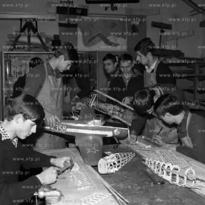 W pracowni modelarskiej.
03.1969
0002014z_marzec1969
Fot....
