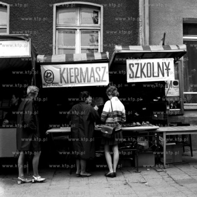 Kiermasz z artykułami szkolnymi zorganizowany przez...