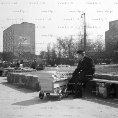 Chwila odpoczynku na skwerze w Gdyni. (lata50).
1958
0005487z
Fot....