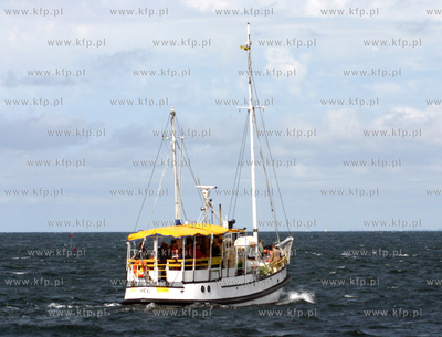 Statek wycieczkowy wplywajacy do portu na Helu 6.06.2006...