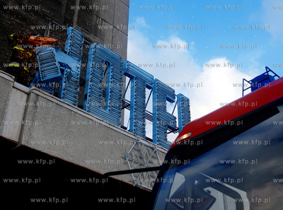 Strazacy zabezpieczaja uszkodzone przez silny wiatr...