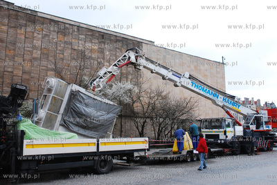 Czyszczenie scian Teatru Wybrzeze przy uzyciu specjalistycznego...