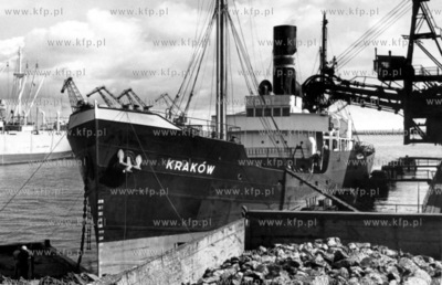 Port w Gdyni- nz zaladunek wegla na ss Krakow. 1950...