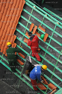 Kosciol sw. Katarzyny, Gdansk. Prace dekarskie na dachu...