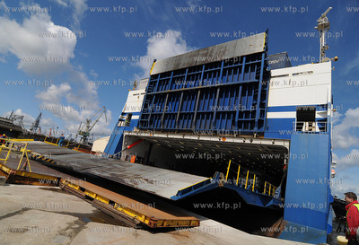 Gdynia. Do nabrzeza w Baltyckim Terminalu Kontenerowym...