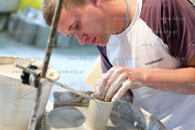 Chmielno. Zaklad Ceramiczny Genius. Nz. Karol Trowski,...