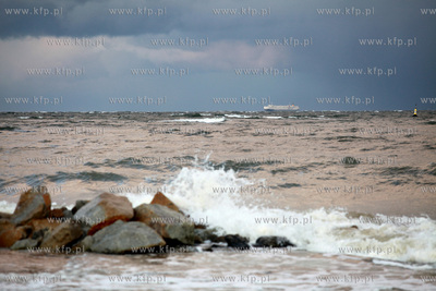 Sztorm na Baltyku. Gdynia Orlowo. Nz. prom pasazerski...