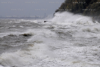 Gdynia. Sztorm na Zatoce Gdanskiej spowodowany przez...