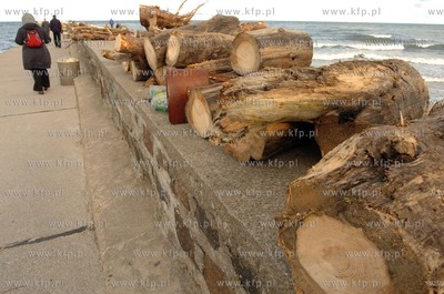 Ustka plaza, trwa usuwanie szkod wyrzadzonych przez...