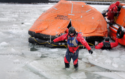 Gdynia, port jachtowy. Jak przetrwac na zamarznietym...