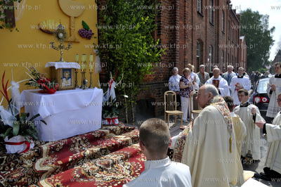 Procesja Bozego Ciala przeszla ulicami Pelplina.  03.06.2010...