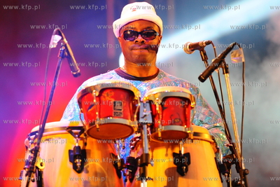 CudaWianki czyli Lato zaczyna sie w Gdyni. Nz. Zespol...