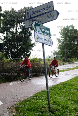 Sciezki rowerowe wzdluz plazy w Gdansku Jelitkowie....