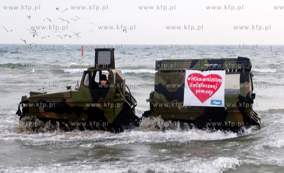 19 Final WOSP na plazy Srodmiescie w Gdyni. Na uczestnikow...