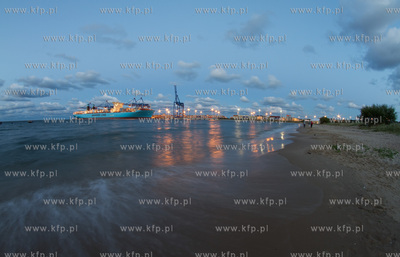 Gdansk, terminal kontenerowy DCT, a w nim zaladunek...