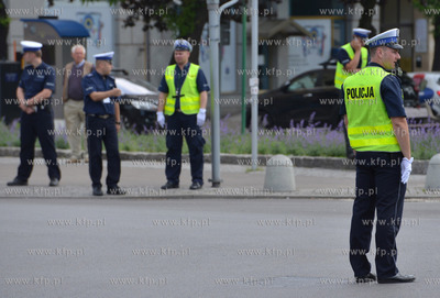 Gdynia, ul. Swietojanska. Policjanci promuja ogolnopolskie...