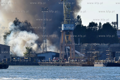 Pozar hali na terenie stoczni Marynarki Wojennej w...