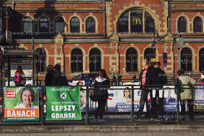 Reklamy wyborcze w Gdańsku. Reklamy na przystanku...