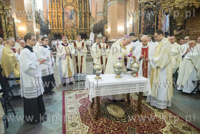 Msza Krzyżma w katedrze Pelplinskiej sprawowana przez...