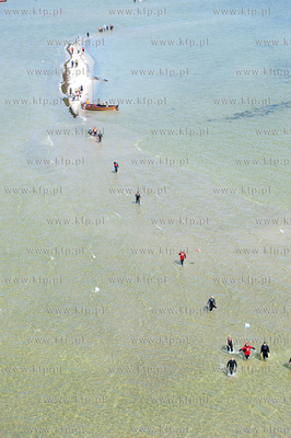 Marsz Sledzia odbywa sie Rybitwia Mielizna (Rewa Mew)...