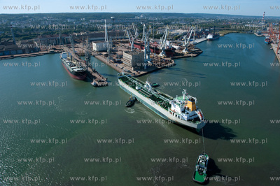 Stocznia Gdynia z lotu ptaka. NZ wprowadzanie statku...