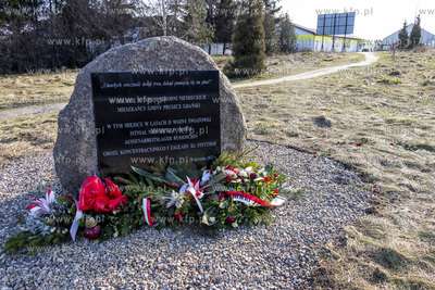 Obelisk poświęcony pamięci ofiarom zbrodni niemieckich...