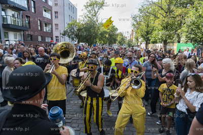 Gdańsk. Festiwal teatrów Ulicznych FETA. Always Drinking...