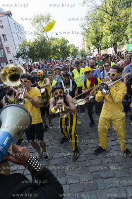 Gdańsk. Festiwal teatrów Ulicznych FETA. Always Drinking...