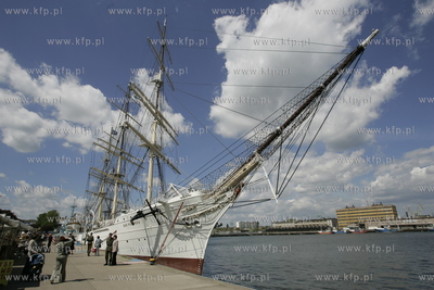 Dar Mlodziezy w Porcie Gdynia przy Skwerze Kosciuszki....