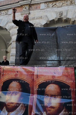 Happening pt "Aktorzy Przyjechali" z okazji wmurowania...