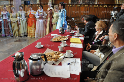 Dwor Artus w Gdansku. Casting na Panienke z Okienka...