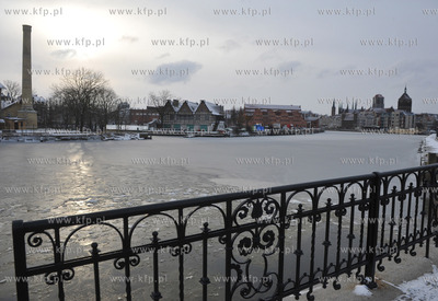 Zimowa zawitala do Gdanska .Nz. zamarznieta Motlawa....