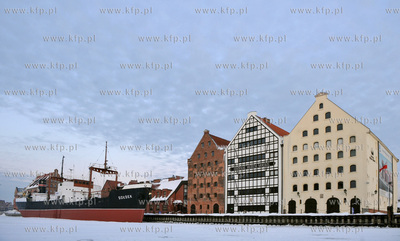 Zimowy Gdansk widziany z perpektywy zamarznietej Motlawy....