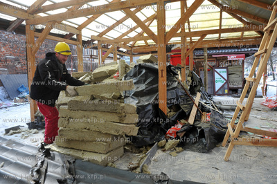 Rozbiorka pawilonow handlowych wzdluz starych murow...