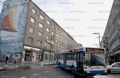 Gdynia. Autobus miejski skreca z ul. Swietojanskiej...