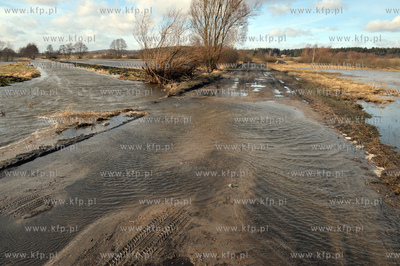 Wody z topniejacego sniegu oraz wezbrana rzeka Radunia...