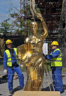 Uroczystosci wciagniecia rzezby Alegorii Nauki wienczacej...
