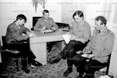 Policjanci na posterunku policji w Zukowie na Kaszubach....