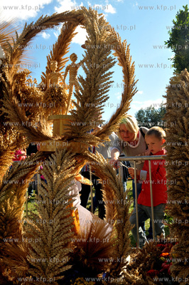 Dozynki w Luzienie na Kaszubach. Wystawa wiencow dozynkowych....