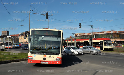 Gdansk. Autobus marki Mercedes i tramwaj komunikacji...