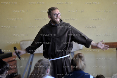 Franciszkanin ojciec Lukasz Buksa podczas reklolekcji...