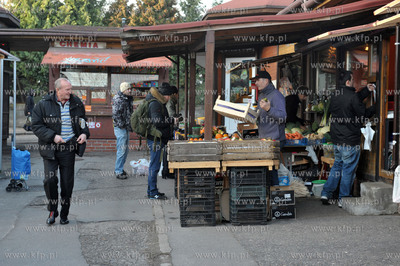 Gdansk Suchanino. Targowisko, maly bazar na rogu ul....