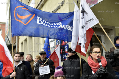 Pikieta opozycji przed biurami posłów PiS na Targu...