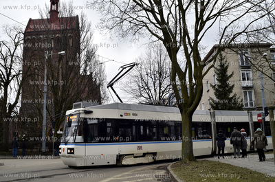 Gdańsk Nowy Port. Tramwaj wyjeżdza z Włądysława...
