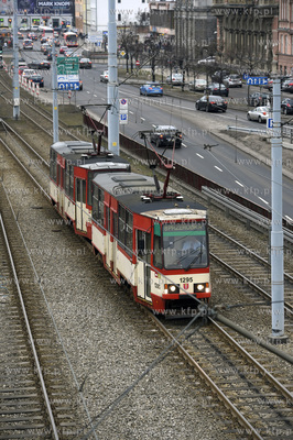 Gdańsk. Węzeł Okopowa. Tramwaj 105n  na ul. Okopowej....