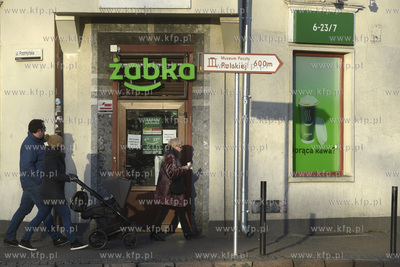 Sklep sieci Żabka na rogu ulic Podwale Staromiejskie...