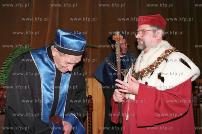 Leszek Kolakowsk orzymal doktotat HC z rak rektora...