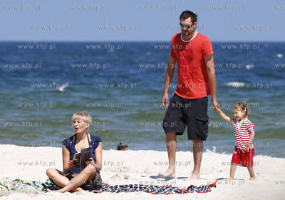 Polwysep helski. Marcin Prokop nad morzem z coreczka.
23.07.2008
fot....